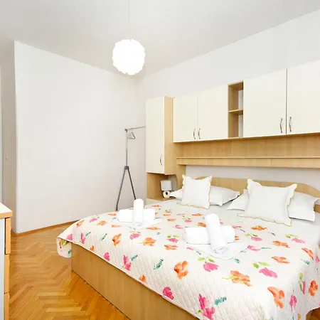 16 * Makarska